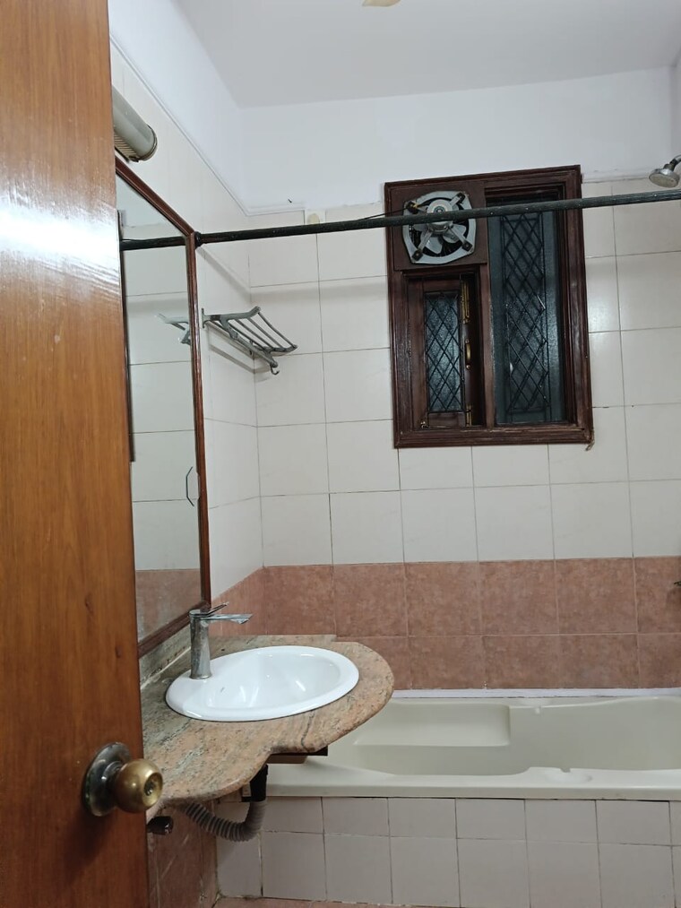 Bathroom, dlf phase ii 3 Bedroom 316 Sq.Yd. Builder Floor In Dlf Phase ii Gurgaon 9313805
