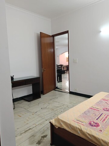 Room in 3 BHK Builder Floor at Dlf Phase ii – for Rent
