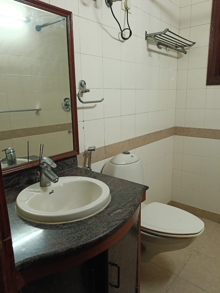 Bathroom, dlf phase ii 3 Bedroom 316 Sq.Yd. Builder Floor In Dlf Phase ii Gurgaon 9313805