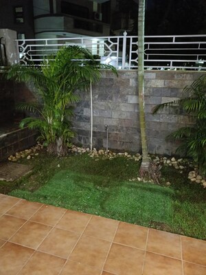 Balcony in 3 BHK Builder Floor at Dlf Phase ii – for Rent