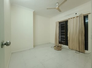 Room in 2 BHK Apartment at Seawoods – for Rent