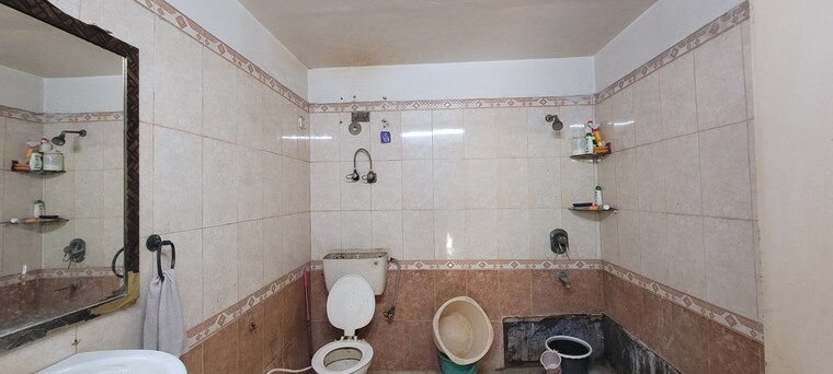 Bathroom, supertech-rameshwar-orchids 4 Bedroom 2512 Sq.Ft. Apartment In Dabur Chowk Ghaziabad 9313860