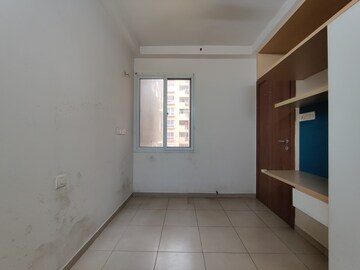 Room in 2.5 BHK Apartment at Bhartiya Nikoo Homes, Thanisandra Main Road – for Rent