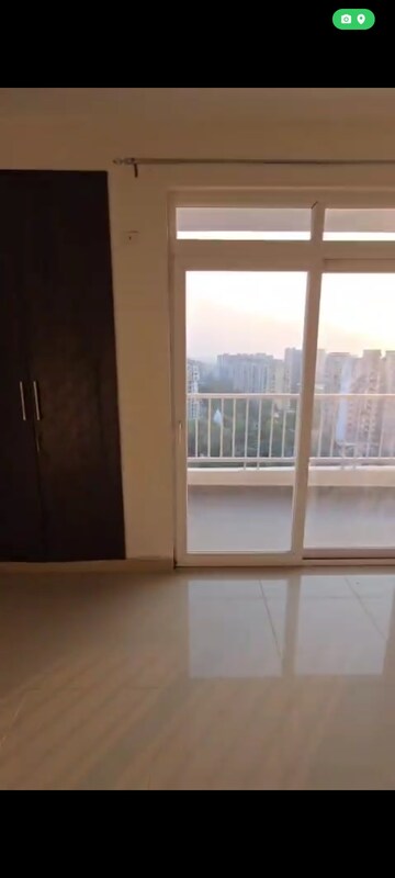 Room in 3.5 BHK Apartment at Raj Nagar Extension – for Rent