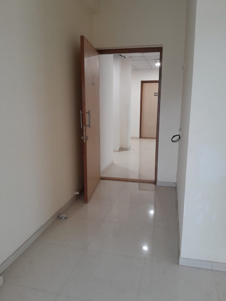 Room, borivali east Commercial Office Space 461 Sq.Ft. In Borivali East Mumbai 9314141
