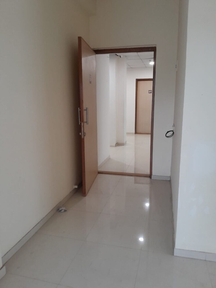 Room, borivali east Commercial Office Space 461 Sq.Ft. In Borivali East Mumbai 9314141