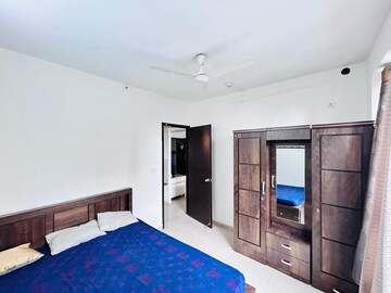 Room in 2 BHK Apartment at Amanora Future Towers, Hadapsar – for Rent