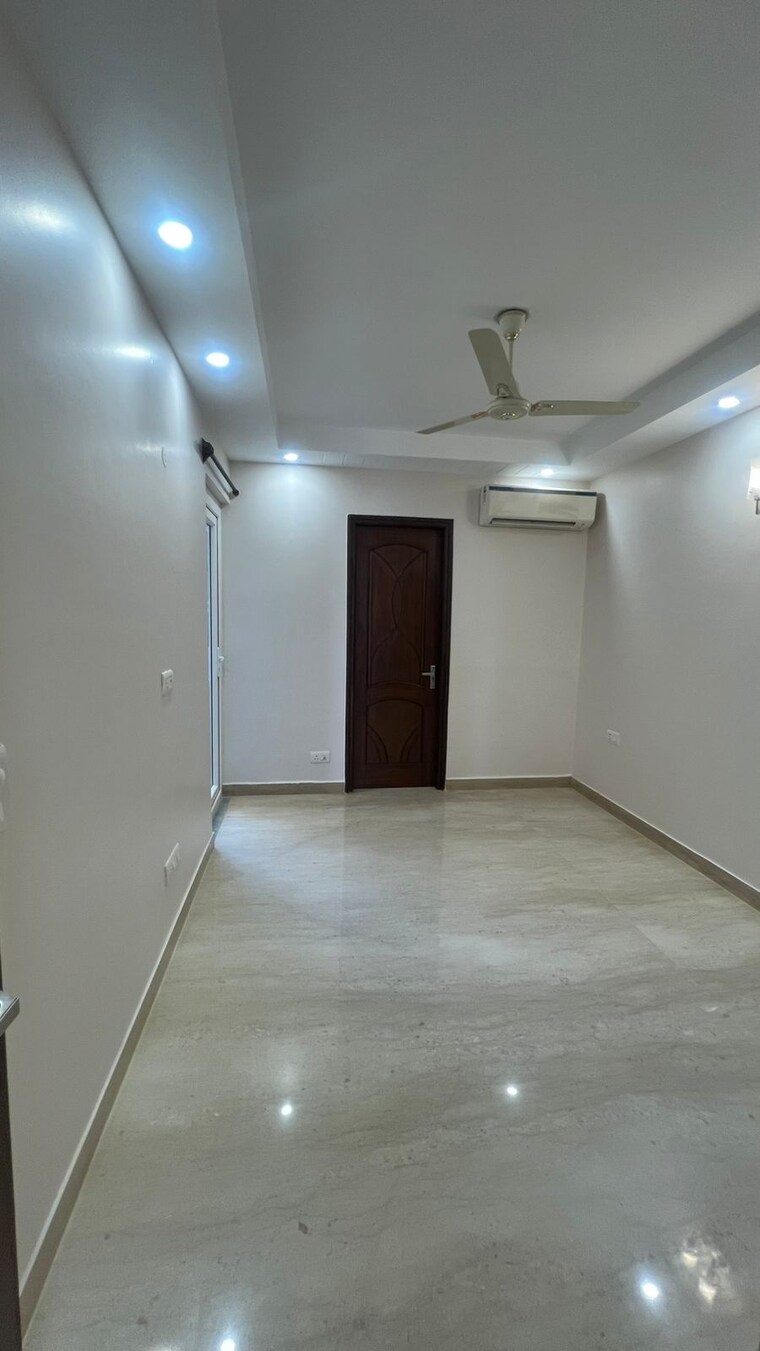 Room, shivalik colony 3 Bedroom 1800 Sq.Ft. Builder Floor In Shivalik Colony Delhi 9314313