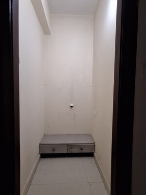 Room in 3 BHK Apartment at Kondapur – for Rent