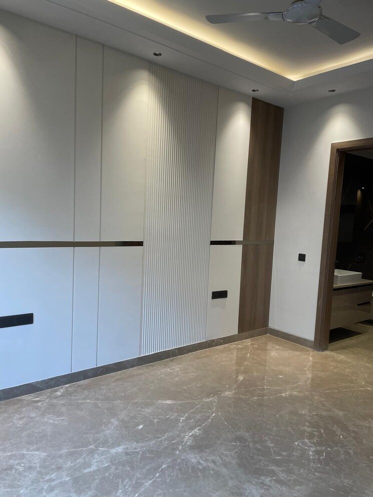 Room, greater kailash ii 3 Bedroom 250 Sq.Yd. Builder Floor In Greater Kailash ii Delhi 9314516