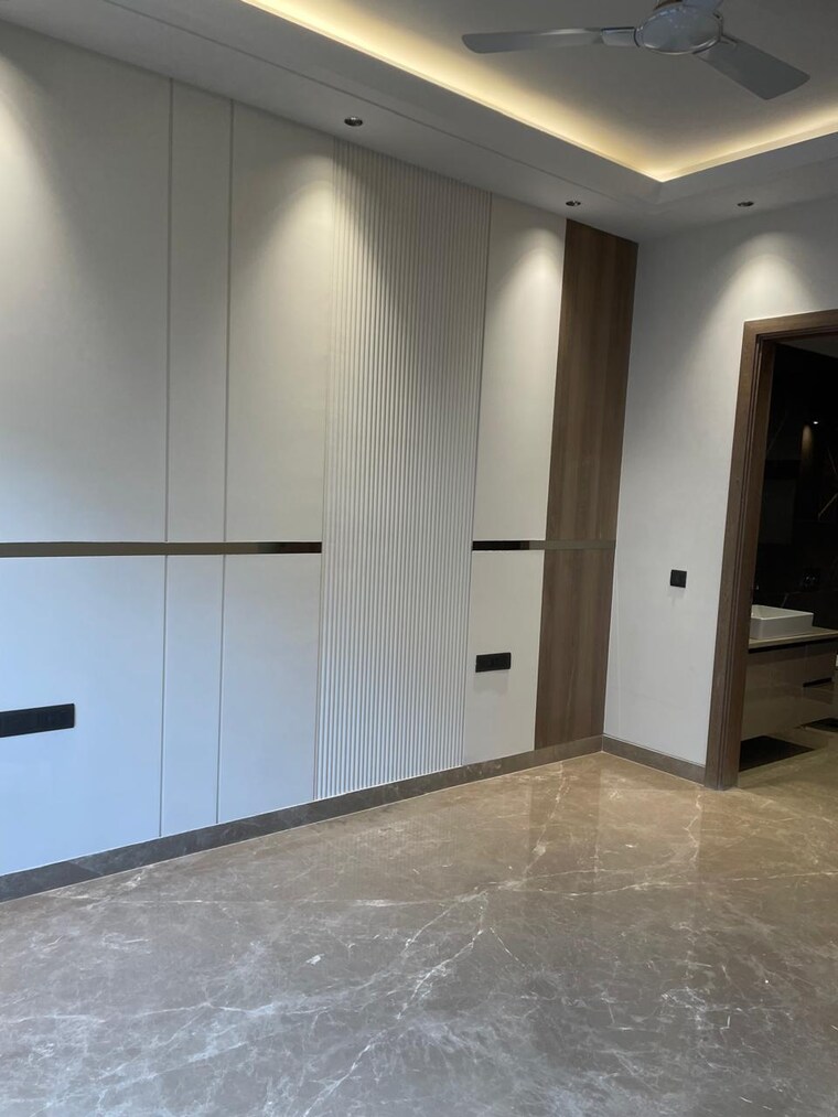 Room, greater kailash ii 3 Bedroom 250 Sq.Yd. Builder Floor In Greater Kailash ii Delhi 9314516