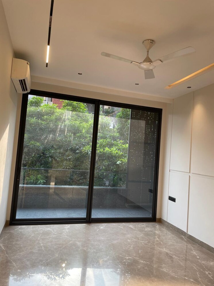 Room, greater kailash ii 3 Bedroom 250 Sq.Yd. Builder Floor In Greater Kailash ii Delhi 9314516