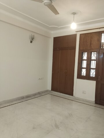 Room in 3 BHK Apartment at Sarita Vihar – for Rent