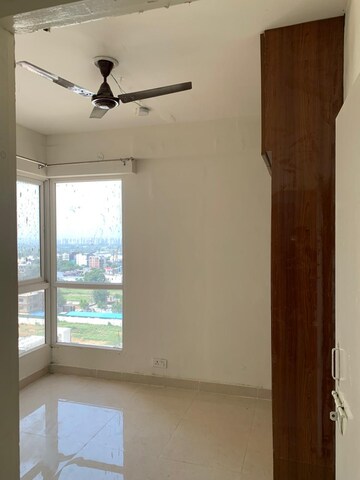 Room in 2 BHK Apartment at Signature Global Prime, Sector 63a – for Rent