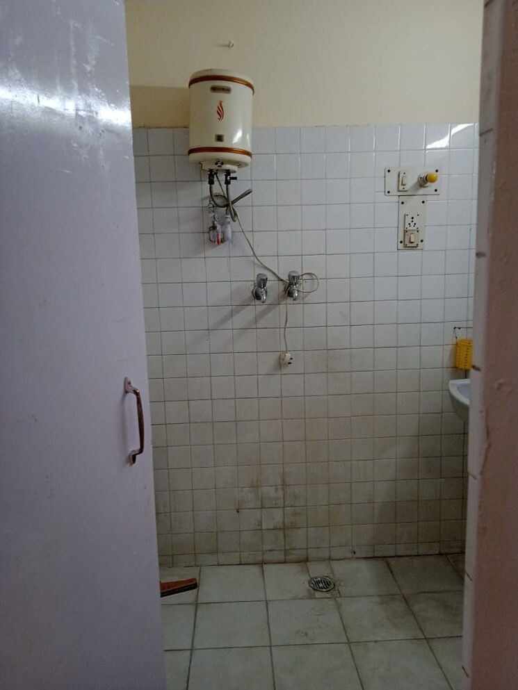 Bathroom, lajpat nagar 2 Bedroom 900 Sq.Ft. Builder Floor In Lajpat Nagar Delhi 9314744