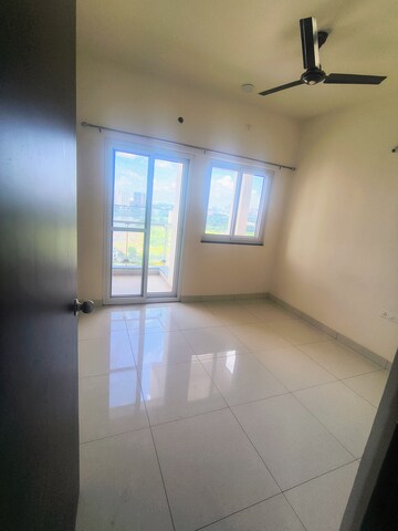 Room in 2 BHK Apartment at Puravankara Silversands, Mundhwa – for Rent