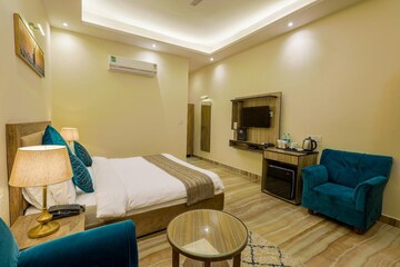 Living Room in 6+ BHK Independent House at Ramnagar – for Sale