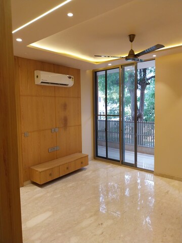Room in 4 BHK Builder Floor at Malibu Shopping Arcade, Sector 47 – for Sale