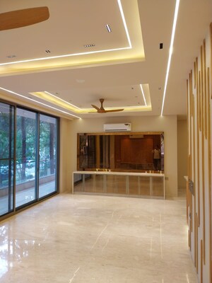 Room in 4 BHK Builder Floor at Malibu Shopping Arcade, Sector 47 – for Sale