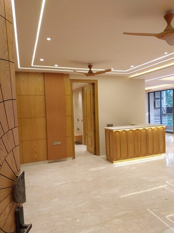 Room in 4 BHK Builder Floor at Malibu Shopping Arcade, Sector 47 – for Sale