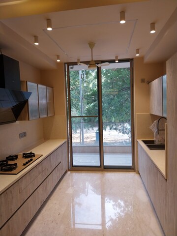 Room in 4 BHK Builder Floor at Malibu Shopping Arcade, Sector 47 – for Sale