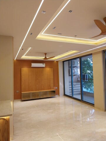 Room in 4 BHK Builder Floor at Malibu Shopping Arcade, Sector 47 – for Sale
