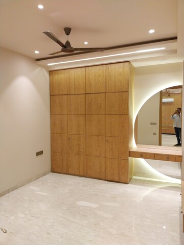 Room in 4 BHK Builder Floor at Malibu Shopping Arcade, Sector 47 – for Sale