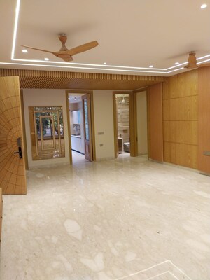 Room in 4 BHK Builder Floor at Malibu Shopping Arcade, Sector 47 – for Sale