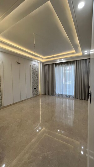 Building Lobby in 4 BHK Builder Floor at Unitech Escape, Sector 50 – for Sale