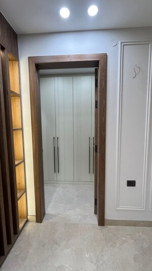 Building Lobby in 4 BHK Builder Floor at Unitech Escape, Sector 50 – for Sale