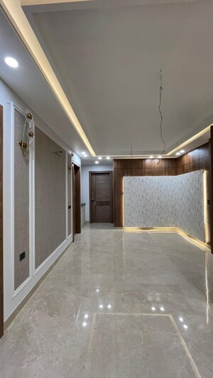 Building Lobby in 4 BHK Builder Floor at Unitech Escape, Sector 50 – for Sale