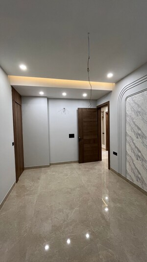 Room in 4 BHK Builder Floor at Unitech Escape, Sector 50 – for Sale