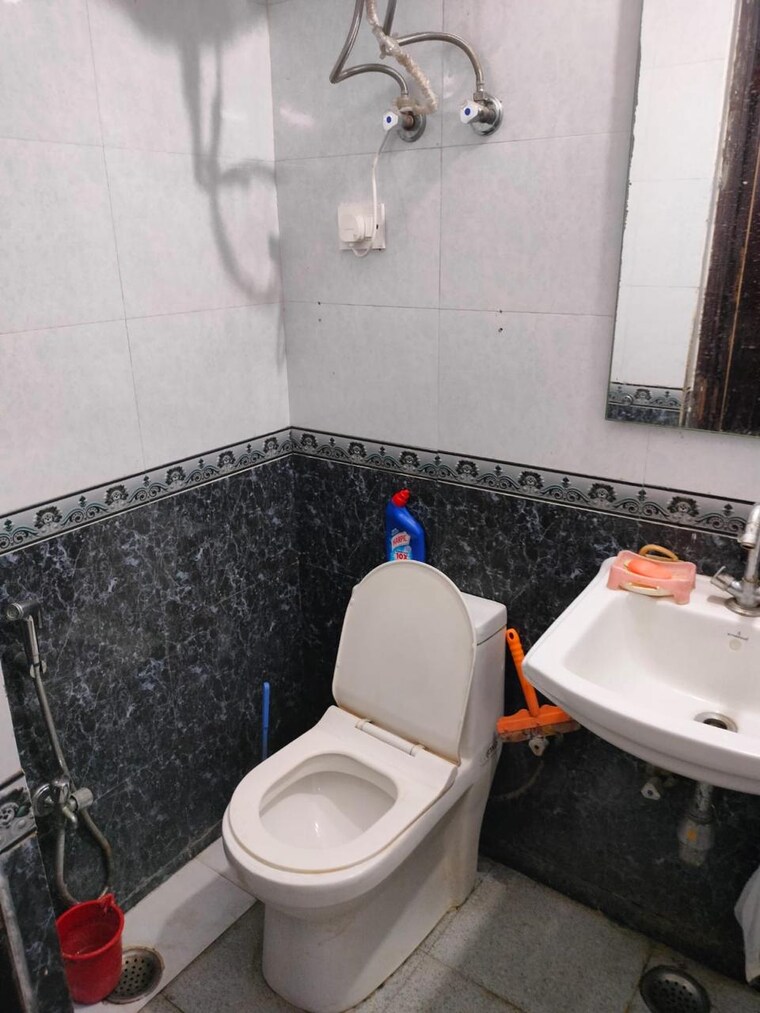 Attached Bathroom, chittaranjan park 2 Bedroom 1300 Sq.Ft. Builder Floor In Chittaranjan Park Delhi 9315177