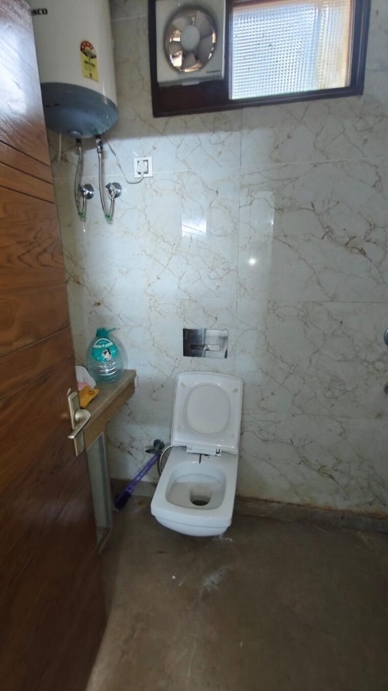 Bathroom, kalkaji 2 Bedroom 900 Sq.Ft. Builder Floor In Kalkaji Delhi 9315194