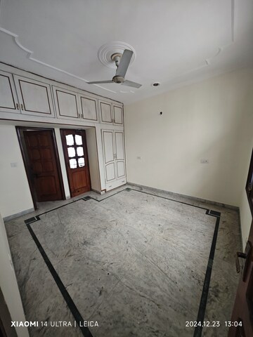 Room in 3 BHK Apartment at Pragati Apartments Dwarka, Sector 11 Dwarka – for Rent