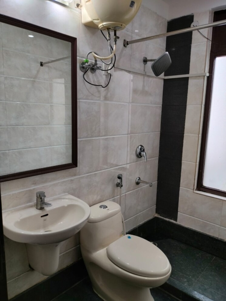 Attached Bathroom, kailash colony 3 Bedroom 160 Sq.Yd. Builder Floor In Kailash Colony Delhi 9315306