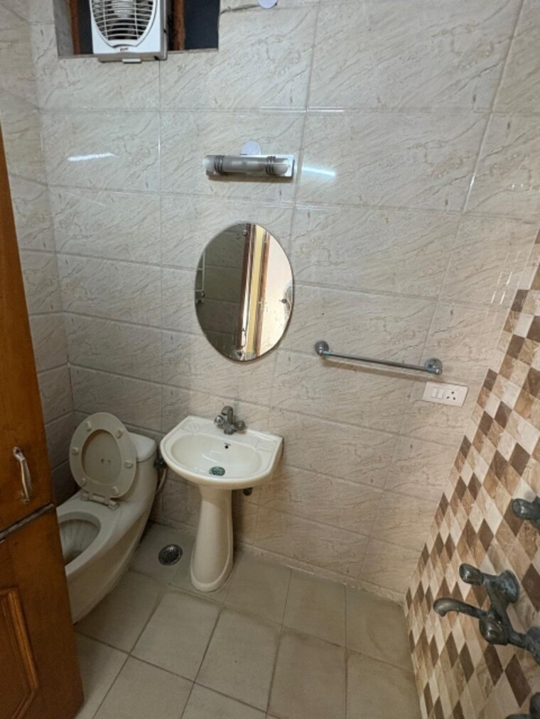 Attached Bathroom, kalkaji 2 Bedroom 900 Sq.Ft. Builder Floor In Kalkaji Delhi 9315323