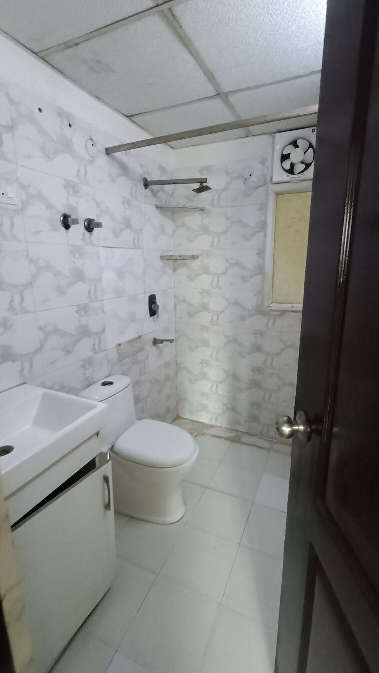 Bathroom, sethi-max-royal 2 Bedroom 895 Sq.Ft. Apartment In Sector 76 Noida 9315383