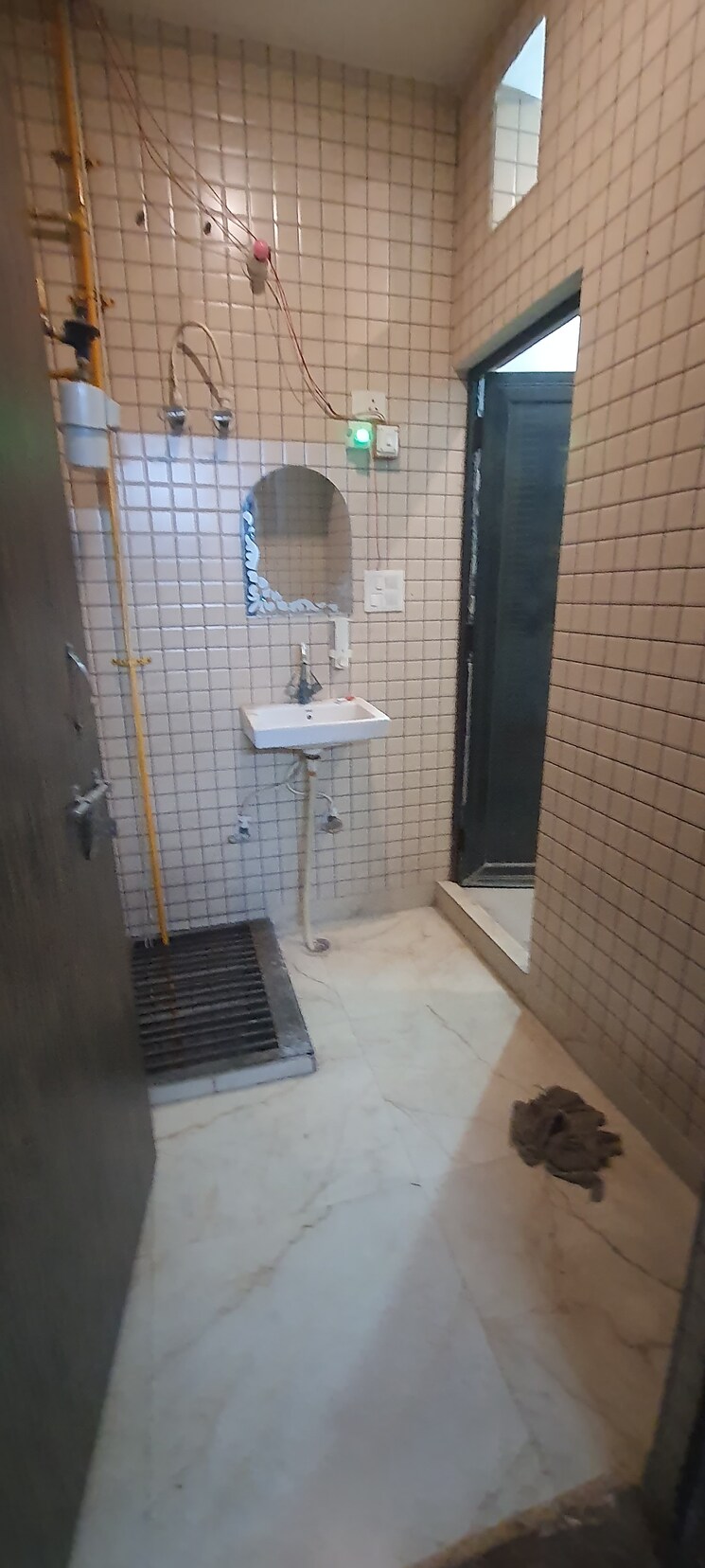 Bathroom, sector 3 1 Bedroom 540 Sq.Ft. Independent House In Sector 3 Faridabad 9315386