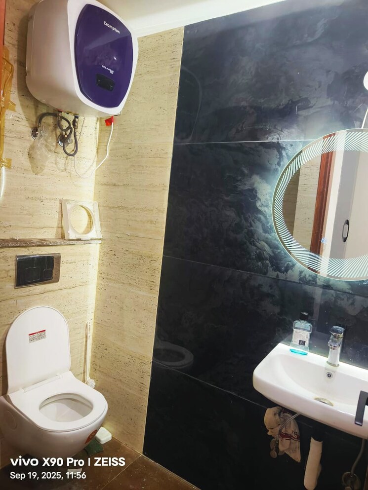 Attached Bathroom, sant nagar 1 RK 350 Sq.Ft. Builder Floor In Sant Nagar Delhi 9315407