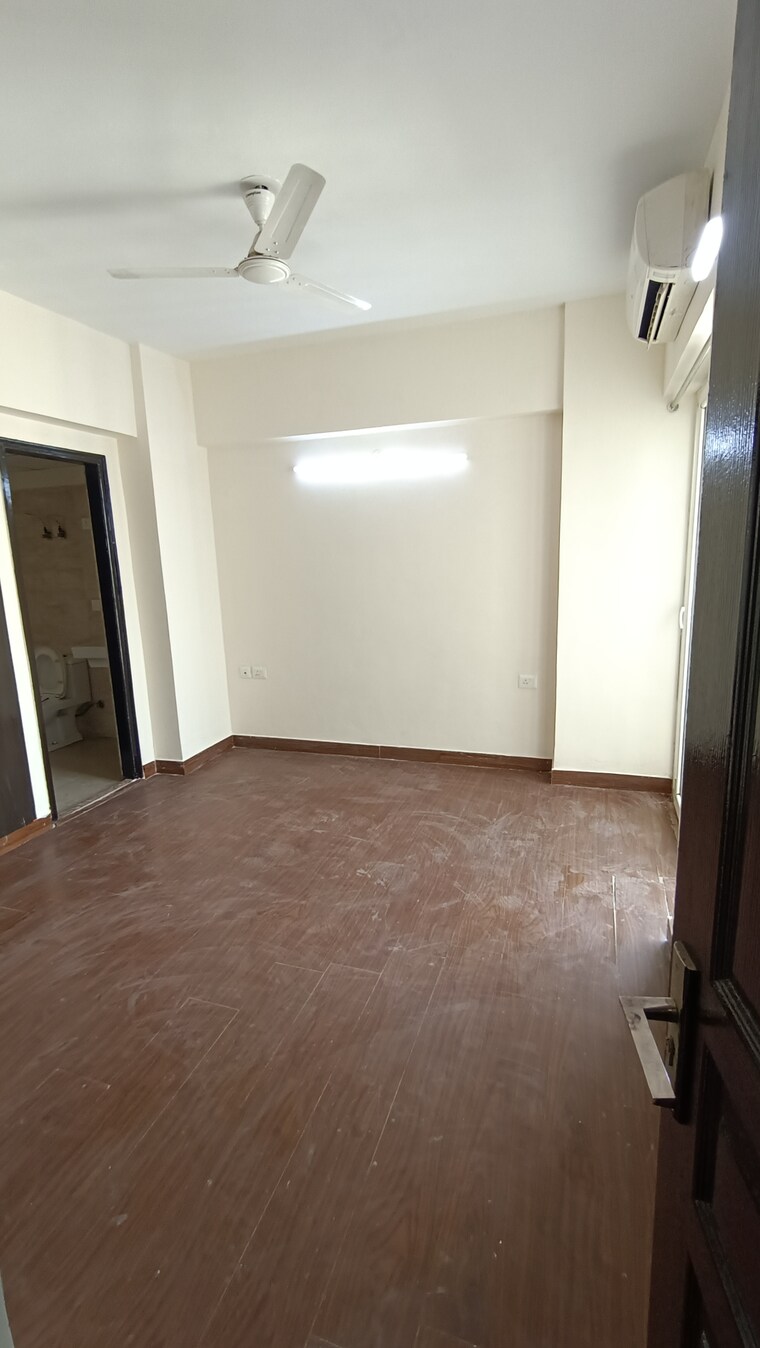 Room, sethi-max-royal 2 Bedroom 895 Sq.Ft. Apartment In Sector 76 Noida 9315403