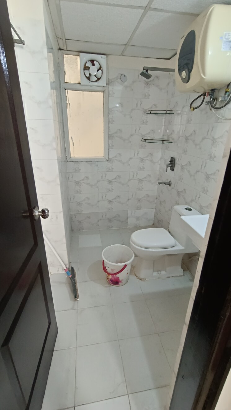 Bathroom, sethi-max-royal 2 Bedroom 895 Sq.Ft. Apartment In Sector 76 Noida 9315403