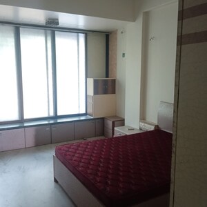 Room in 5 BHK Apartment at Unnat Nagar CHS, Goregaon West – for Rent