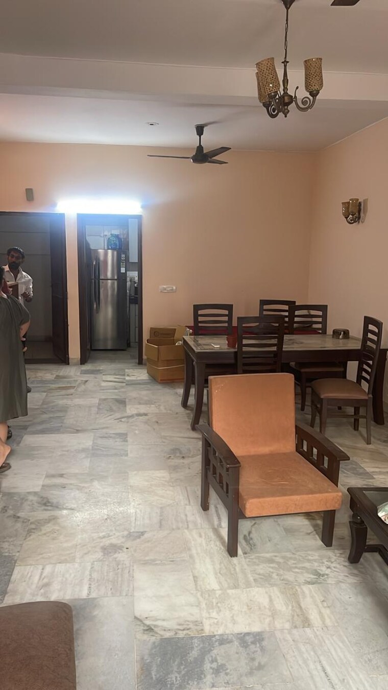 Living Room, kailash colony 3 Bedroom 200 Sq.Yd. Builder Floor In Kailash Colony Delhi 9315435