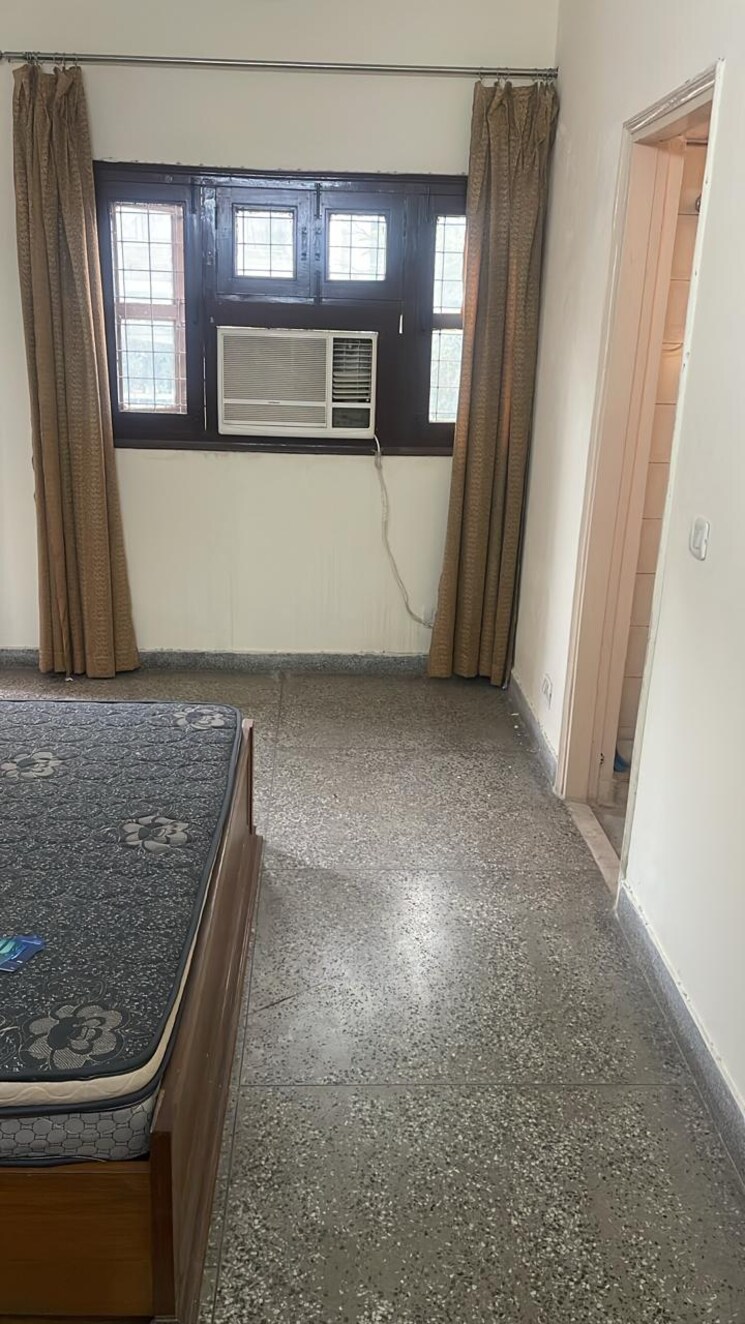 Room, kailash colony 3 Bedroom 200 Sq.Yd. Builder Floor In Kailash Colony Delhi 9315435