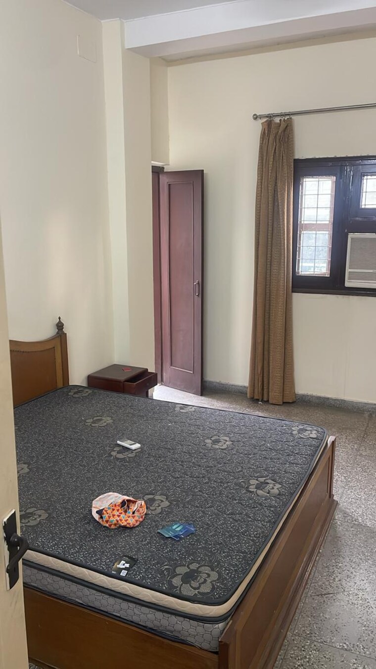 Bedroom, kailash colony 3 Bedroom 200 Sq.Yd. Builder Floor In Kailash Colony Delhi 9315435