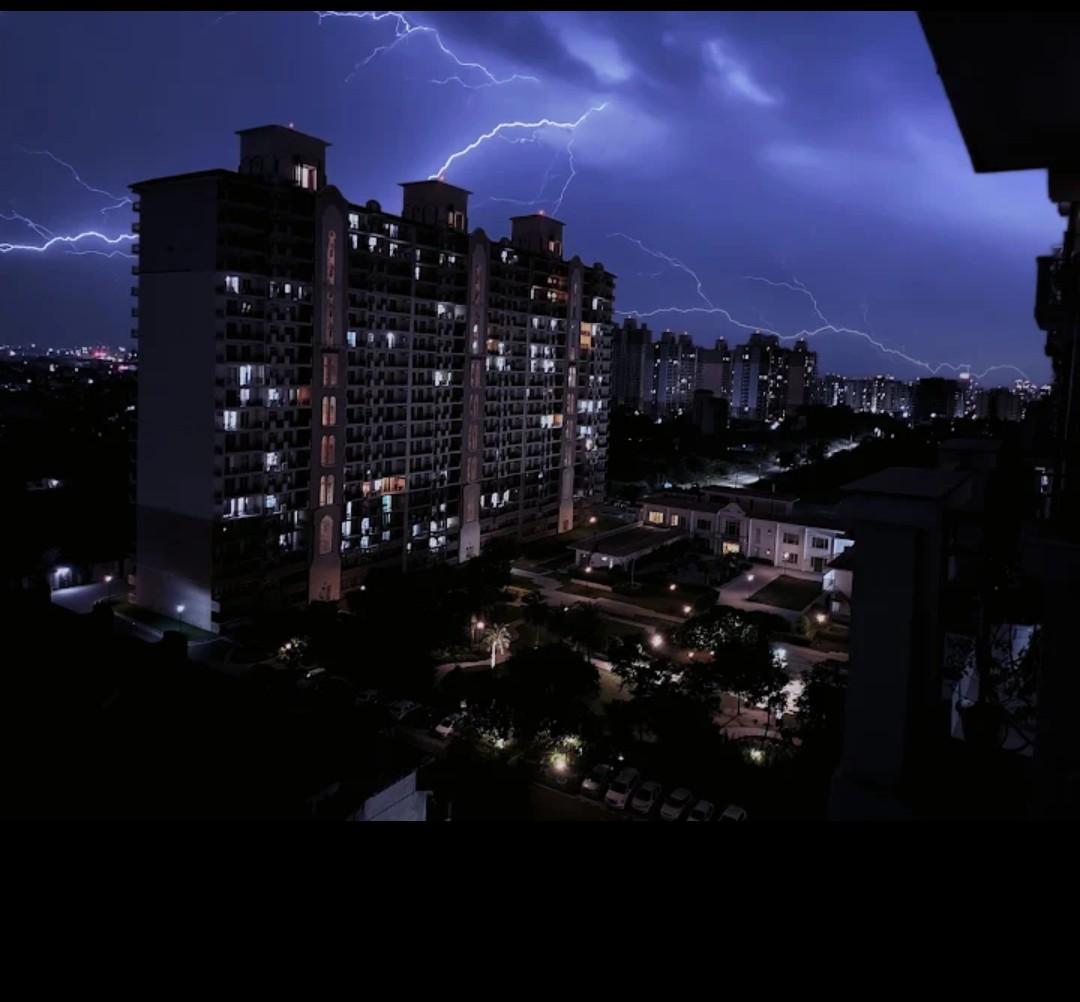 3 BHK + Servant Room Apartment For Sale in DLF Express Greens