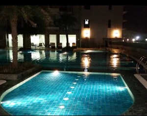 Swimming Pool in 4 BHK Apartment at DLF The Belaire, Sector 54 – for Sale