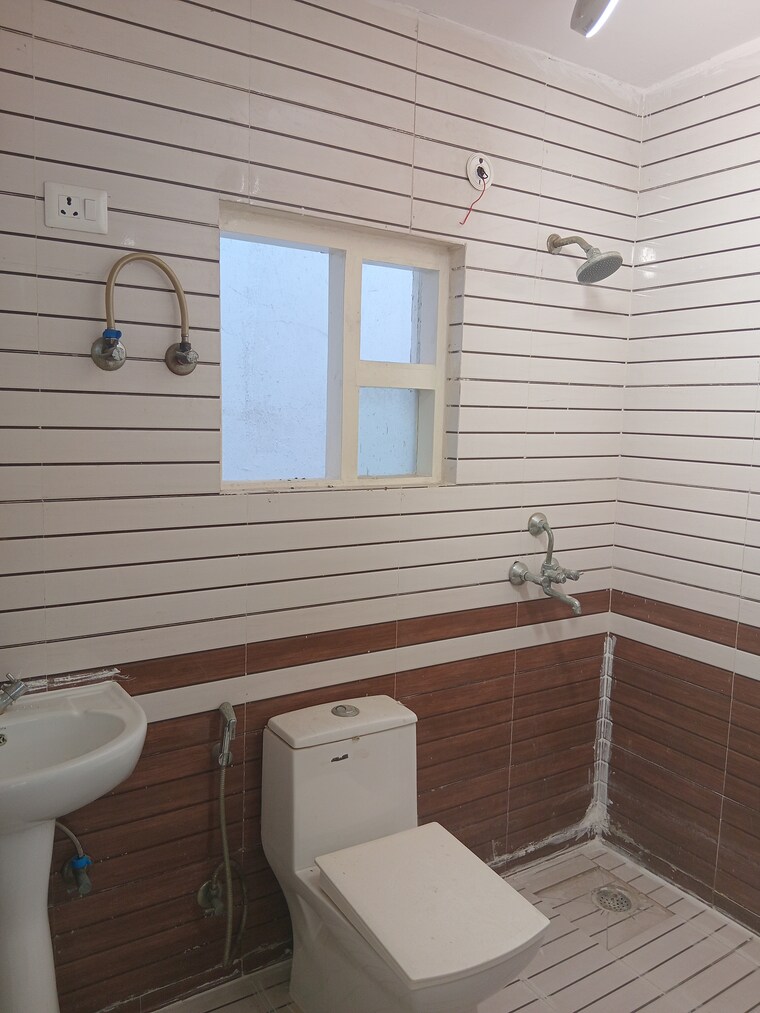 Bathroom, tdi-the-grand-retreat 3 Bedroom 250 Sq.Yd. Builder Floor In Sector 88 Faridabad 9315104