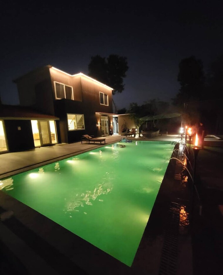 Swimming Pool, emaar-the-palm-spring-villas 5 Bedroom 360 Sq.Yd. Villa In Sector 54 Gurgaon 9315578